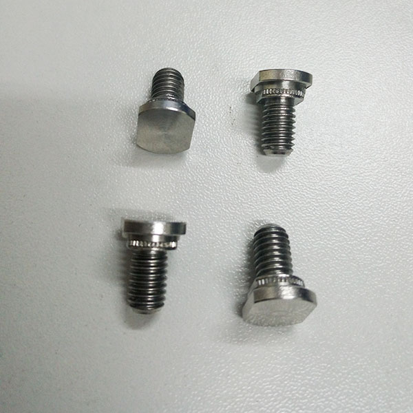 非（fēi）標壓鉚螺（luó）柱